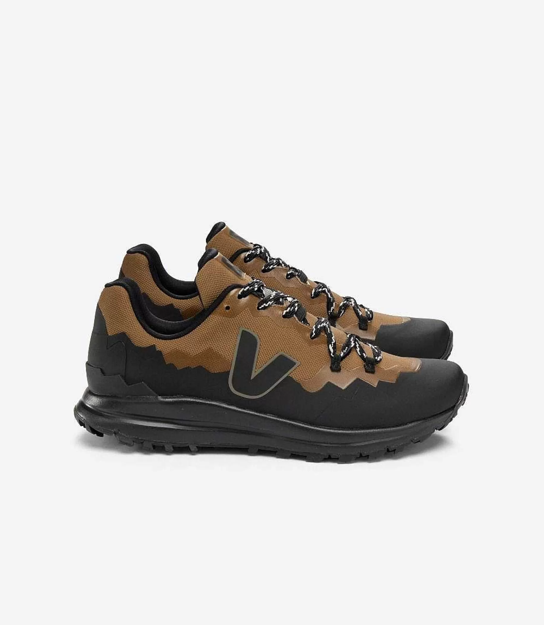 Shop VEJA Fitz Roy Trek-Shell Terra Negro