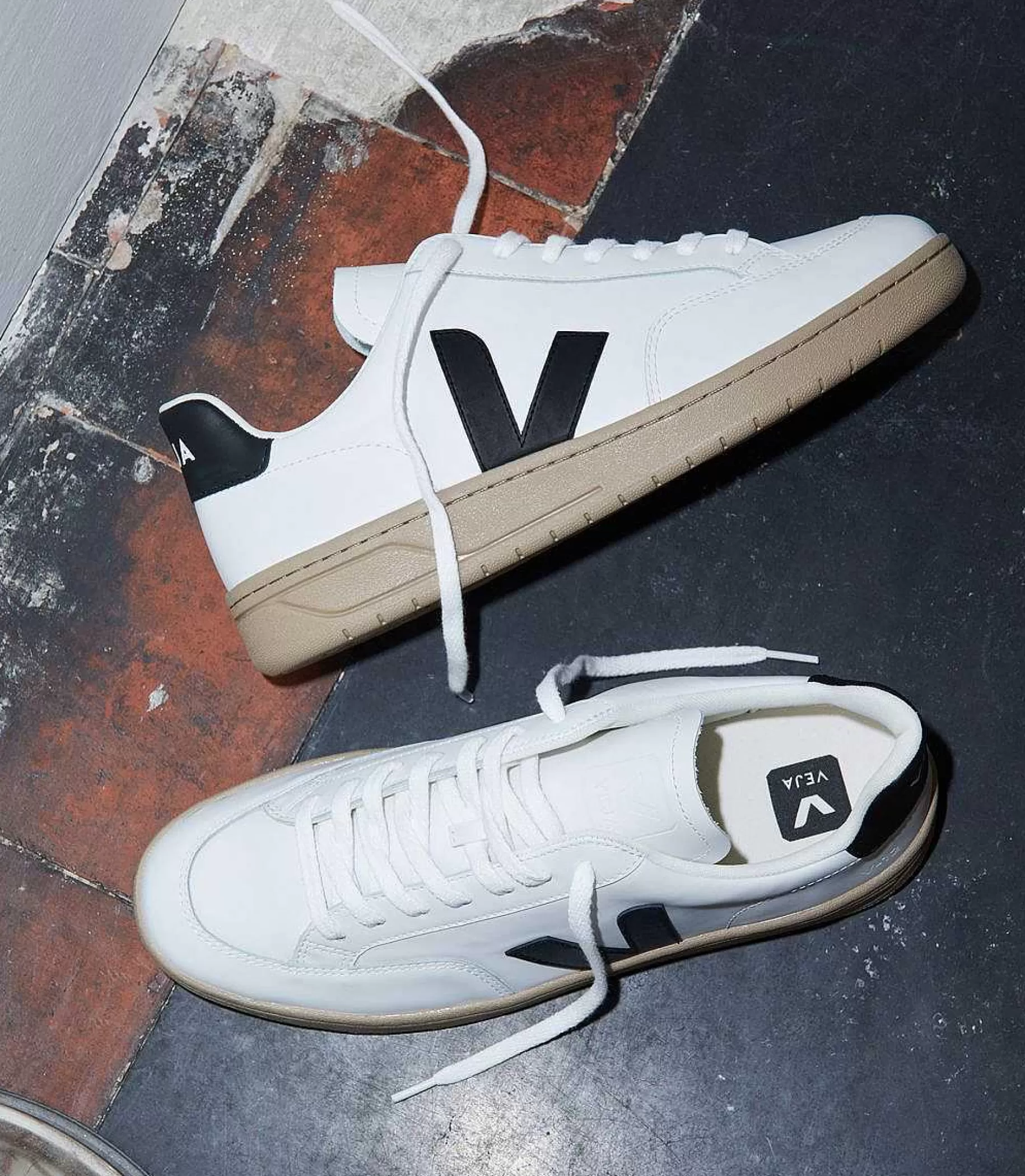 Shop VEJA V-12 Cuero Blanco Negro Duna